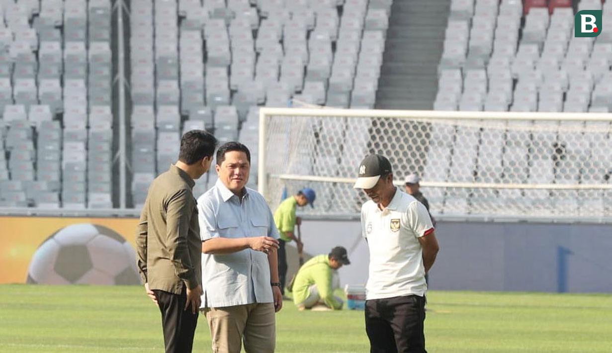 Ketua Umum PSSI, Erick Thohir (tengah) ditemani Sekjen Yunus Nusi berbincang dengan Direktur Utama PPKGBK, Rakhmadi Afif Kusumo saat meninjau kisiapan Stadion Utama Gelora Bung Karno (SUGBK), Senayan, Jakarta, Rabu (05/06/2024) menjelang laga Grup F Kualifikasi Piala Dunia 2026. (Bola.com/M Iqbal Ichsan)