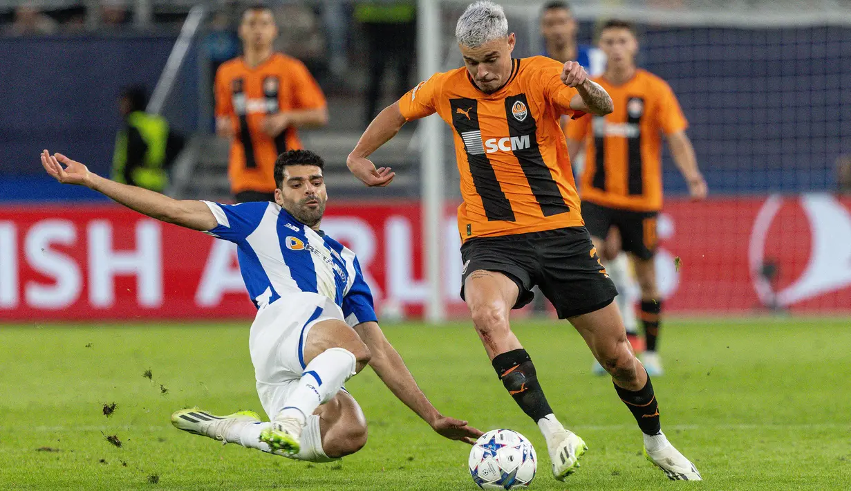 Striker FC Porto asal Iran, Mehdi Taremi (kiri) telah mencetak 1 gol dari tiga laga di Liga Champions musim 2023/2024. Gol tersebut dicetaknya pada matchday pertama Grup H ke gawang Shakhtar Donetsk (19/9/2023) dalam laga yang akhirnya dimenangkan FC Porto dengan skor 3-1. Dua assist juga telah dikoleksinya saat FC Porto menang 4-1 atas Royal Antwerp pada matchday ketiga (25/10/2023). (AFP/Axel Heimken)