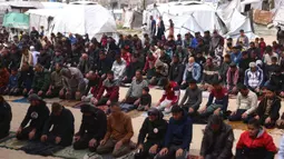 Seperti yang terlihat di sekitar Masjid Al-Talbani, yang dihancurkan oleh militer Israel di Khan Yunis, Jalur Gaza selatan. Tampak dalam foto, warga Palestina berdoa saat salat Jumat terakhir di bulan suci Ramadan 1447 Hijriah, di luar Masjid Al-Talbani, yang dihancurkan oleh militer Israel di Khan Yunis, Jalur Gaza selatan pada Jumat 13 Maret 2026. (Bashar Taleb/AFP)