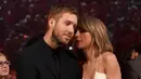 <p>Calvin Harris menyindir hubungan Taylor Swift dengan Tom Hiddleston. "Aku pikir jika kamu bahagia dengan hubungan barumu, kamu harus fokus dengan hal itu daripada mencoba untuk menjatuhkan mantanmu." (GettyImages/Cosmopolitan)</p>