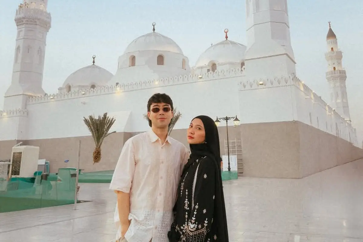 Gaya Stylish Vidi Aldiano dan Sheila Dara saat Umrah