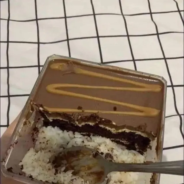 6 Potret Makan Nasi Pakai Cokelat Ini Absurd, Gagal Meningkatkan Mood