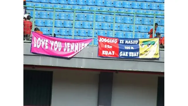 6 Spanduk Nyeleneh di Pertandingan Persija VS PSIS Ini Bikin Salah Fokus
