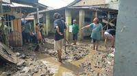 Warga di Kelurahan Pesawahan, Kecamatan Teluk Betung Selatan,  Bandar Lampung membersihkan sisa lumpur pascabencana banjir melanda. Foto : (Liputan6.com/Ardi).