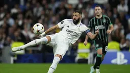 Penyerang Real Madrid, Karim Benzema menendang bola saat bertanding melawan Celtic pada pertandingan lanjutan Grup F Liga Champions di stadion Santiago Bernabeu di Madrid, Spanyol, Kamis (3/11/2022). Hasil ini memastikan Madrid lolos ke babak 16 besar Liga Champions dengan status juara Grup F. E
(AP Photo/Manu Fernandez)