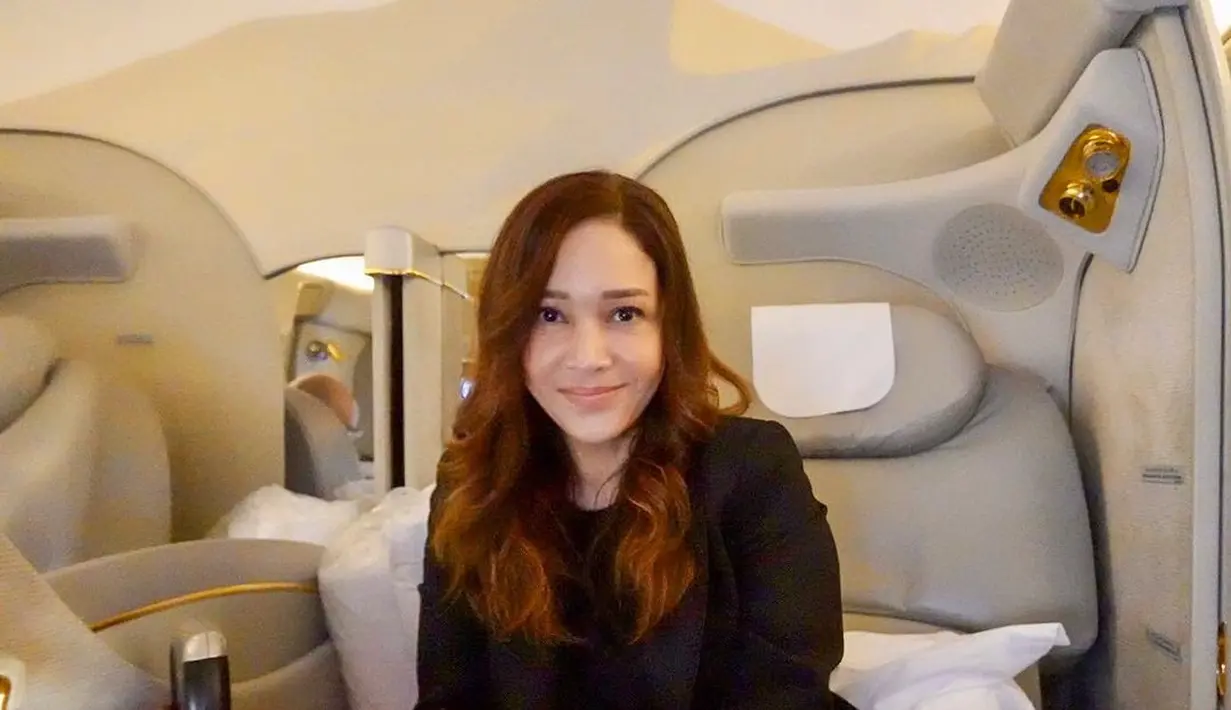 Maia juga menceritakan alasannya memegang sapu dan tempat sampah saat berpose. Sebagai anak kos, ia mengaku semuanya harus dikerjakan sendiri, termasuk membersihkan kamar. [Instagram/maiaestiantyreal]