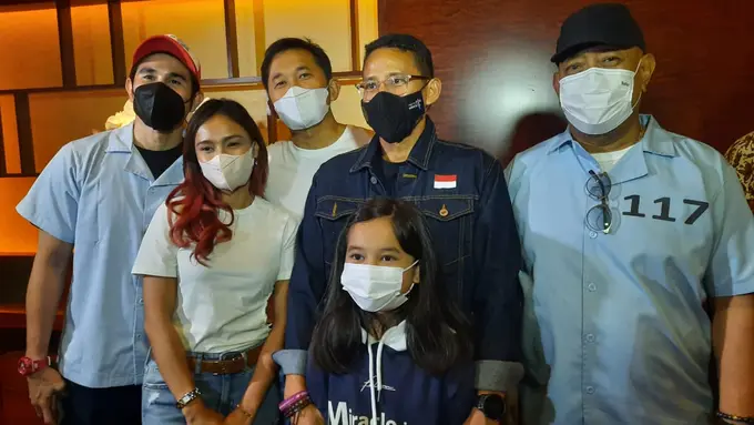 Hanung Bramantyo Dapat Kado Ultah dari Sandiaga Uno.