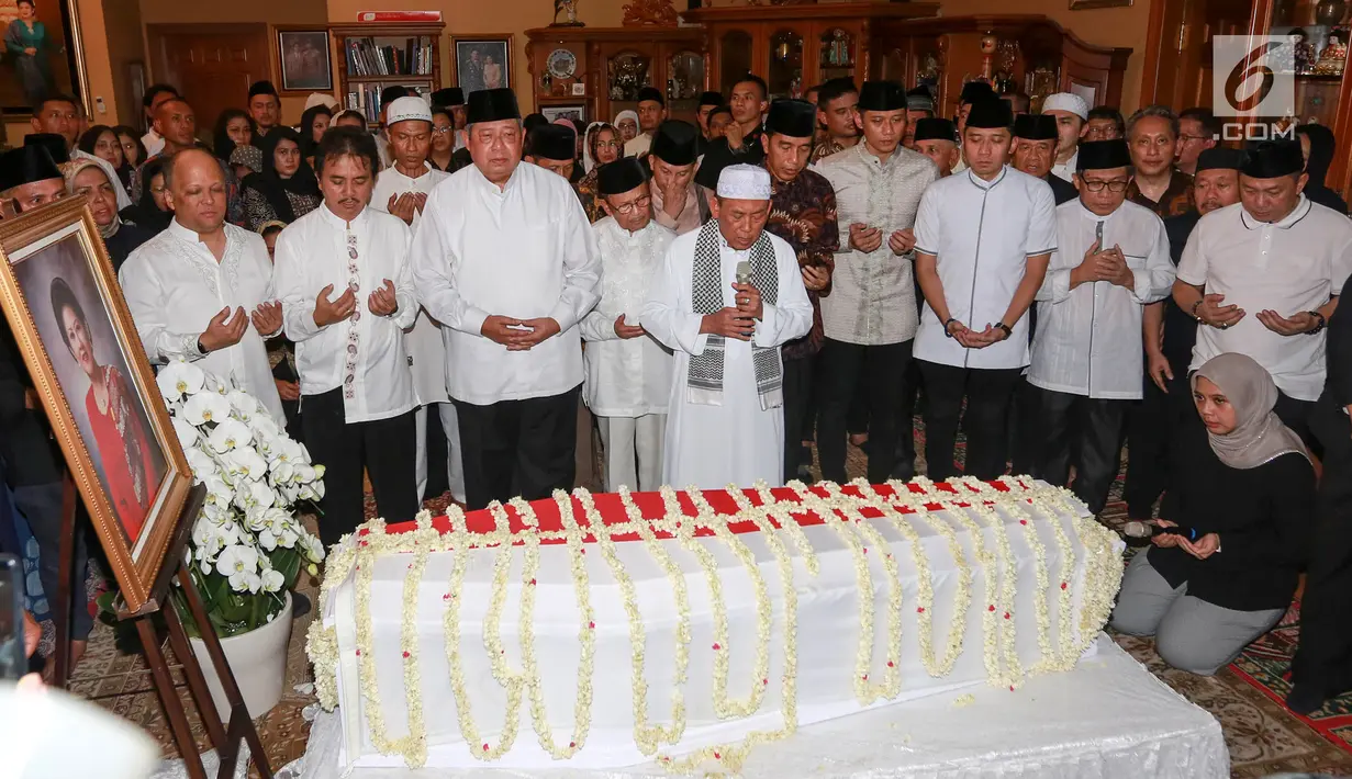 Presiden ke-6 RI Soesilo Bambang Yudhoyono dan para pelayat berdoa di depan jenazah istri Ani Yudhoyono di Puri Cikeas, Bogor, Sabtu (1/6/2019). Almarhumah Ani Yudhoyono meninggal dunia di National University Hospital (NUH) Singapura karena kanker darah. (Kapanlagi.com/Budi Santoso)
