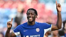 Axel Disasi sejatinya bukanlah seorang full-back, tapi dia memberikan performa terbaiknya di posisi tersebut. Pergerakannya di sisi kanan kerap merepotkan lawan. (AFP/Oli Scarff)