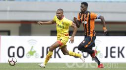 Striker Bhayangkara FC, Thiago Furtuoso, berebut bola dengan Kapten Perseru Serui, Boman Bi Irie Aime. Bhayangkara FC berhasil mengamankan tiga poin pertamanya di  liga 1 2017. (Bola.com/M Iqbal Ichsan).