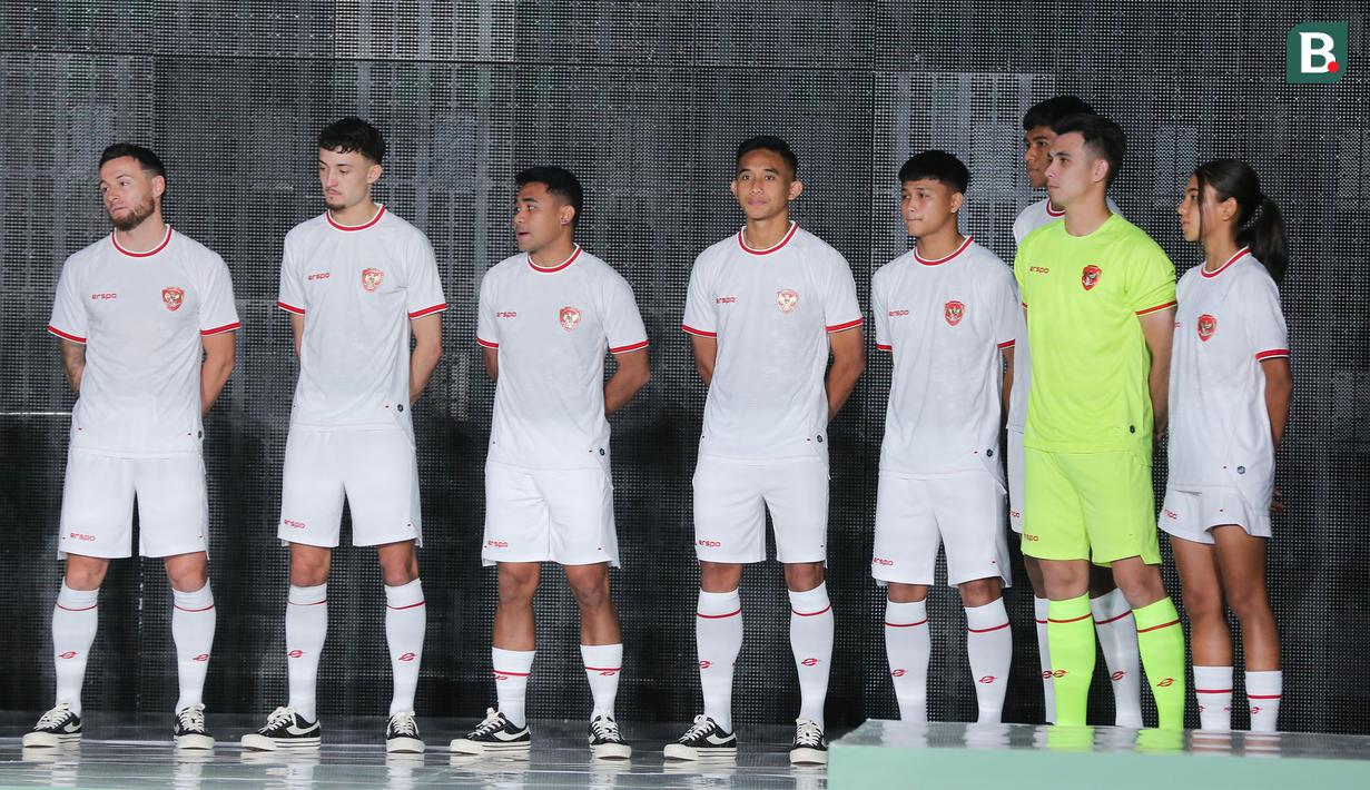 Beberapa penggawa Timnas Indonesia (dari kiri) Marc Klok, Ivar Jenner, Asnawi Mangkualam, Rizky Ridho, Hokky Caraka dan Nadeo Argawinata memperagakan jersey tandang Timnas Indonesia produksi jenama dalam negeri Erspo dalam acara launching jersey anyar Timnas Indonesia di Bengkel Space, SCBD, Jakarta, Senin (18/3/2024) petang WIB. (Bola.com/Abdul Aziz)