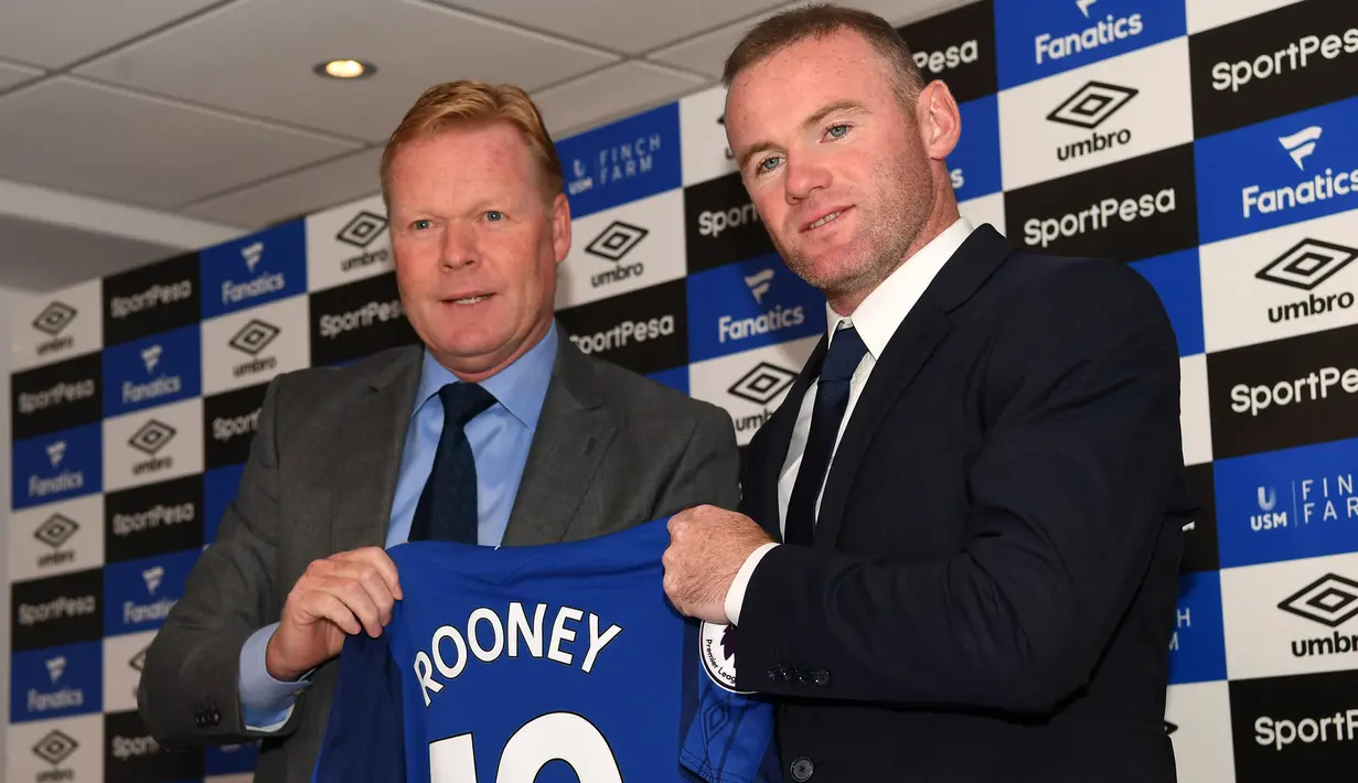 Manajer Everton, Ronald Koeman, memperkenalkan pemain barunya, Wayne Rooney, saat jumpa pers di Goodison Park, Liverpool, Senin (10/7/2017). (AFP/Paul Ellis)