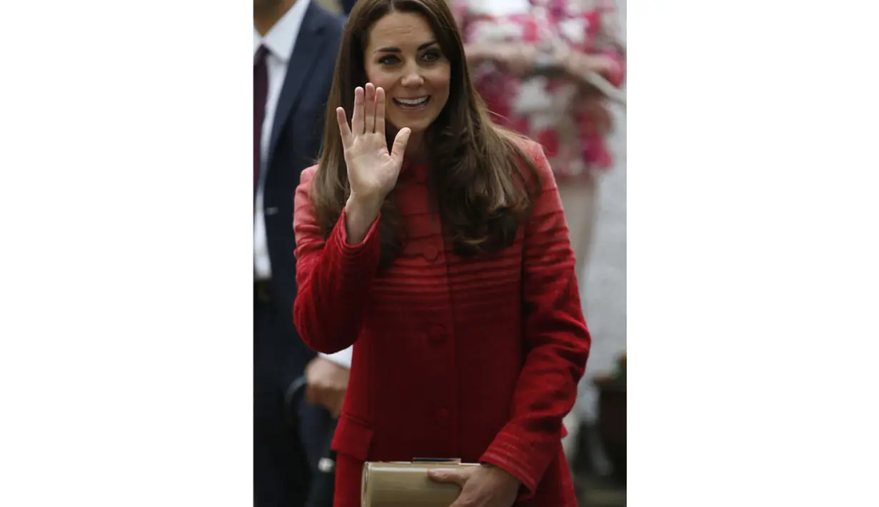 Sesekali, Duchess of Cambridge, Catherine Elizabeth Middleton melambaikan tangan ke arah masyarakat saat berkunjung ke Forteviot Fete, Forteviot, Skotlandia, (29/5/2014). (REUTERS/Russell Cheyne)