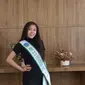 Miss Eco International Indonesia 2022, Jessica Grace Harvery saat berpose setibanya di Kota Jambi, Minggu (27/3/2022). Gadis asal Jambi ini mewakili Indonesia dalam ajang internasional Miss Eco Internasional yang digelar di Mesir. (Liputan6.com/Gresi Plasmanto)