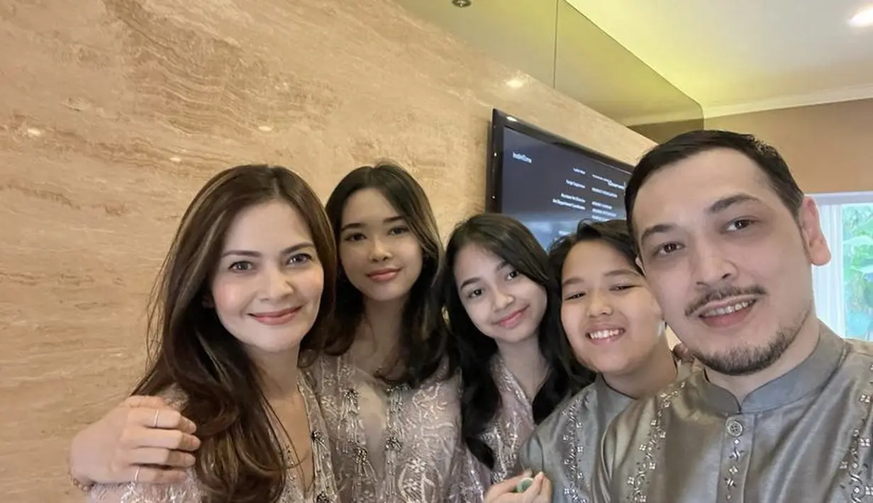 Keluarga Cut Tari dan Richard pun selalu tampil kompak mengenakan busana Lebaran yang serasi. @cuttaryofficial