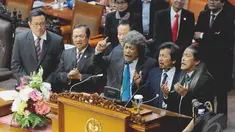 Bimbo menyanyi di atas mimbar ruang sidang paripurna usai RUU Hak Cipta disahkan, Jakarta (16/9/2014) (Liputan6.com/Andrian M Tunay)