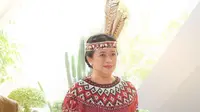 Ketua DPR RI Puan Maharani tampil mengenakan baju adat dari Dayak, Kalimantan. Dengan motif Ruit Besai dengan pengerjaan 3,5 bulan. [@puanmaharaniri]
