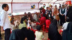 Suasana saat Presiden Jokowi mengunjungi pengungsian Rahkhine State di Kamp Jamtoli, Sub Distrik Ukhiya, Distrik Cox's Bazar, Bangladesh, Minggu (28/1). Dalam kunjungan tersebut hadir pula Ibu Negara Iriana. (Liputan6.com/Pool/Rusman Biro Pers Setpres)
