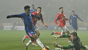 Pemain Chelsea, Estevao, mencoba melewati penjagaan kiper Charlton Athletic, William Mannion, pada lanjutan Piala FA 2025/2026, Minggu (11/1/2026) dini hari WIB. (Ben STANSALL / AFP)