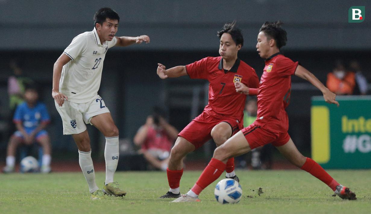 <p>Pemain&nbsp;Timnas Thailand U-19, Phanthamit Praphanth (kiri)&nbsp;berusaha melewati pemain Timnas Laos U-19 saat laga semifinal Piala AFF U-19 2022 yang berlangsung di Stadion Patriot Candrabhaga, Bekasi, Rabu (13/07/2022). (Bola.com/M Iqbal Ichsan)</p>