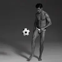 Dengan sedikit kreatifitas, celana dalam pria bisa disulap jadi barang untuk para wanita.