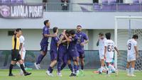 Bertanding di Stadion Indomilk Arena, Tangerang, Banten, Jumat (9/1/2026), Pendekar Cisadane unggul dua gol tanpa balas. Tampak dalam foto, pemain Persita merayakan gol yang dicetak Javlon Guseynov (tengah) pada pertandingan pekan ke-17 BRI Super League 2025/2026 melawan Borneo FC di Stadion Indomilk Arena, Tangerang, Banten, Jumat (9/1/2026). (Bola.com/Bagaskara Lazuardi)