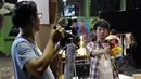 Pemain bas d'Masiv, Rayyi saat berakting dalam pembuatan klip video lagu "Pede" di kawasan Kebayoran Baru, Jakarta, Kamis (5/3/2015). (Liputan6.com/Panji Diksana)