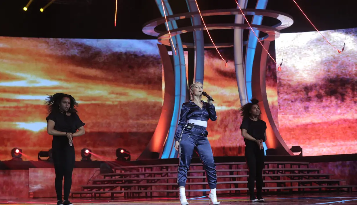 "Aku sangat senang berada di sini, aku cinta fans Indonesia-ku. Waktu yang luar biasa dalam kunjungan pertamaku ke Indonesia dan I had a blast untuk acara HUT ke-27 SCTV. Aku senang bisa ke sini," sambung Bebe Rexha. (Nurwahyunan/Bintang.com)