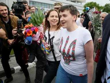 Pilot perempuan Ukraina, Nadezhda Savchenko saat tiba di Bandara Boryspil, Kiev, Rabu (25/5).  Savchenko dibebaskan setelah ditukar dengan dua orang warga Rusia yang tertangkap dan ditahan di Ukraina sejak tahun lalu. (REUTERS/Gleb Garanich)