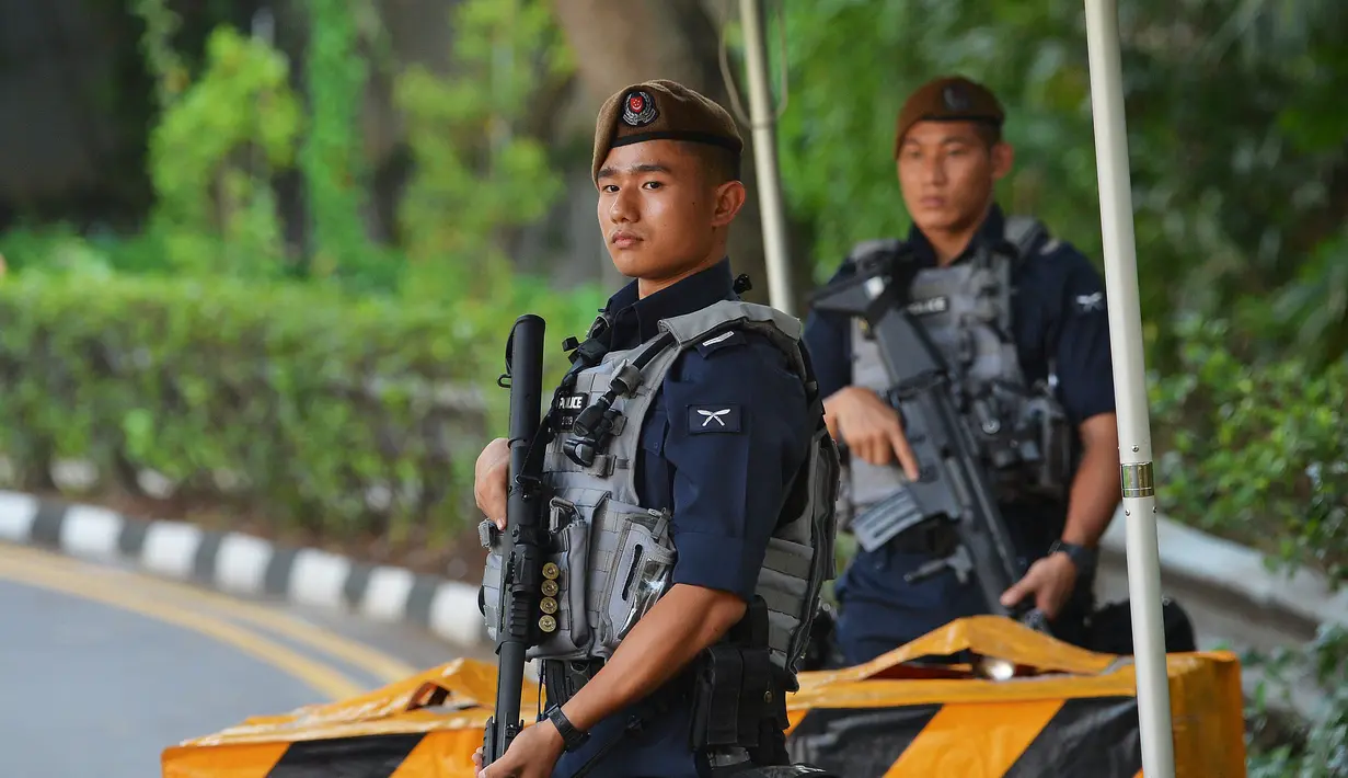 Pasukan Gurkha berjaga di luar Hotel Shangri-La, Singapura, Minggu (10/6). Kepolisian Singapura mengerahkan pasukan Gurkha untuk mengamankan pertemuan Presiden AS Donald Trump dan Pemimpin Korea Utara Kim Jong-un. (Ted ALJIBE/AFP)