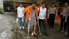 Tersangka dihadirkan dalam rilis tindak kejahatan di Polda Meto Jaya, Jakarta, Senin (15/8). Kasus yang dirilis diantaranya tindak pencurian dengan kekerasan dan tindak pidana tanpa hak membawa senjata api. (Liputan6.com/Gempur M Surya)
