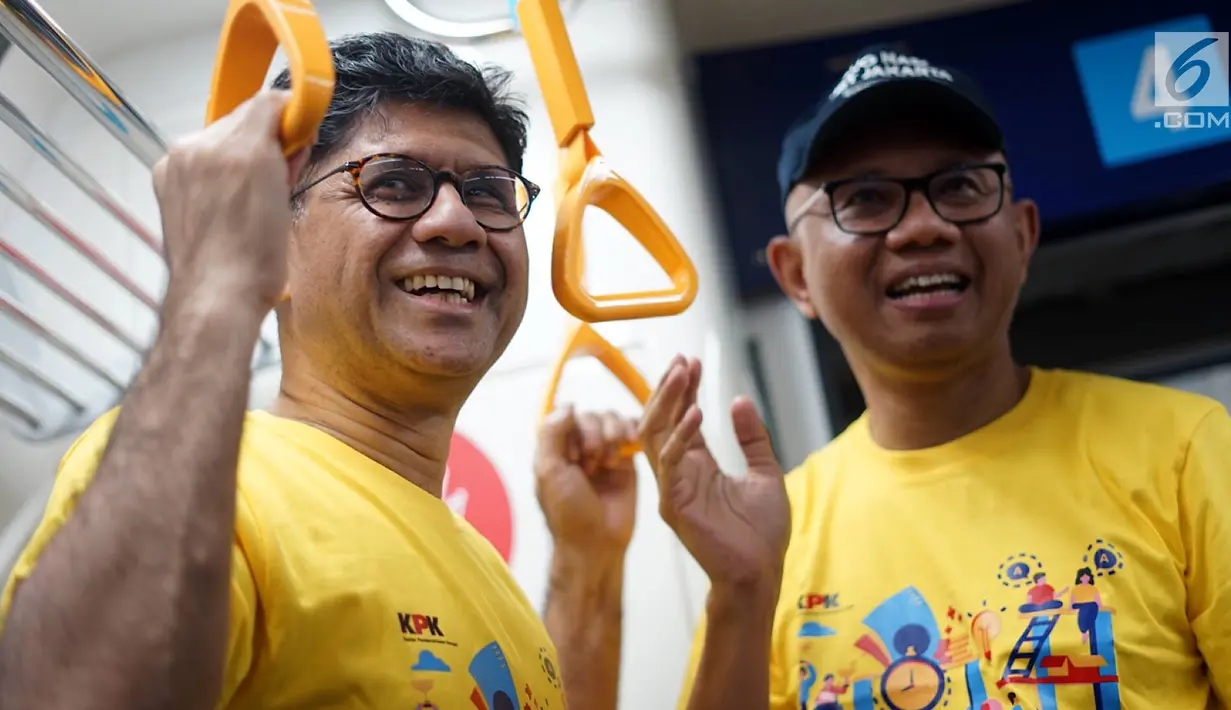 Wakil Ketua Komisi Pemberantasan Korupsi (KPK) Laode M. Syarif bersama Dirut PT MRT Jakarta William Sabandar berbincang usai menempelkan poster dalam rangka kampanye antikorupsi di dinding gerbong kereta MRT Jakarta, Selasa (27/8/2019). (Liputan6.com/Immanuel Antonius)