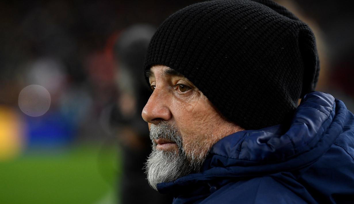 Pelatih Sevilla, Jorge Sampaoli jelang menghadapi Barcelona pada laga Liga Spanyol 2022/2023 di Camp Nou Stadium, Barcelona (5/2/2023). Jorge Sampaoli yang menjabat pelatih Sevilla sejak 6 Oktober 2022 dipecat pada 20 Maret 2023 setelah gagal mendongkrak posisi Sevilla sebagai langganan papan atas yang hingga kini masih terjerembab di papan bawah. (AFP/Josep Lago)