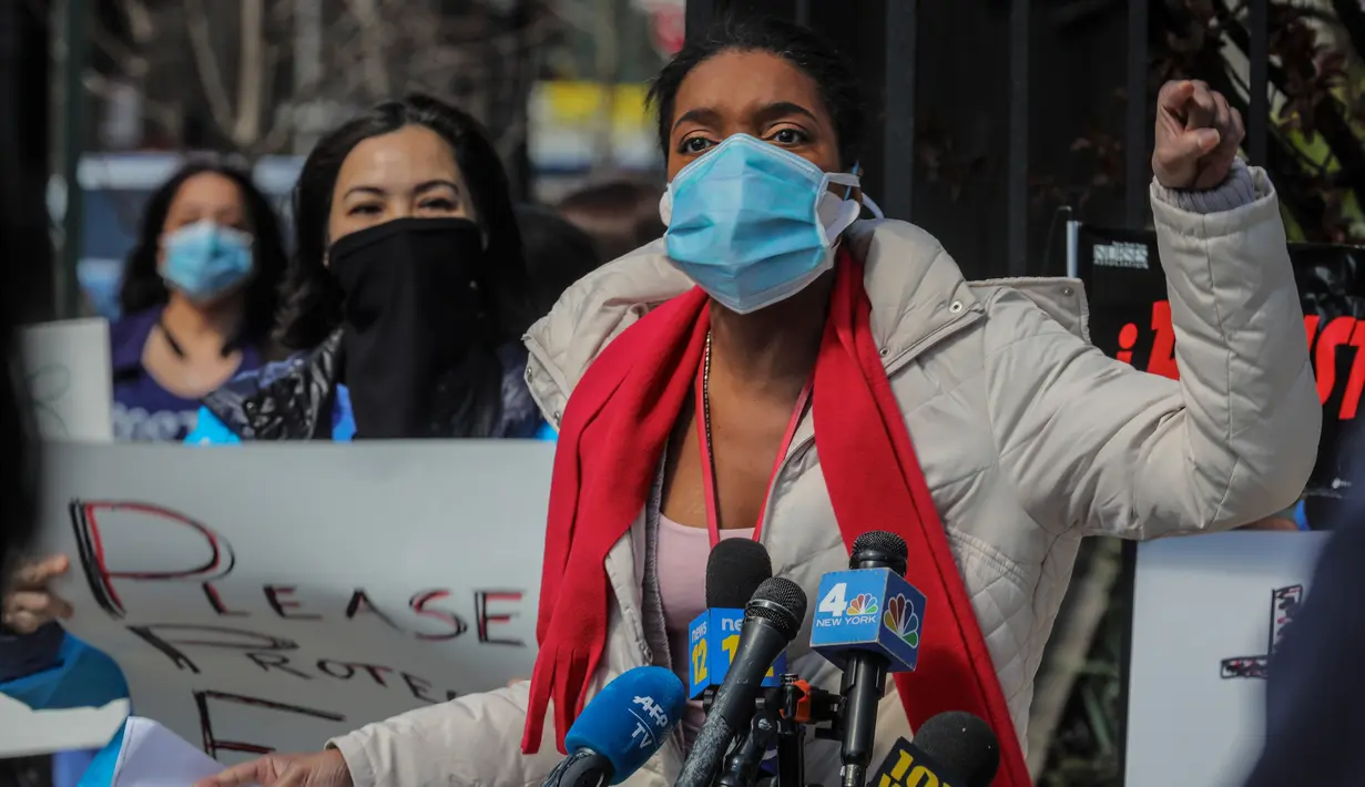 Perawat yang menangani pasien virus Corona (COVID-19) berdemo di luar sebuah rumah sakit di New York, Amerika Serikat (AS) (2/4/2020).  Sekitar 30 perawat yang dipimpin oleh Asosiasi Perawat Negara Bagian New York, menggelar aksi demo di luar Montefiore Medical Center. (AP/Bebeto Matthews)
