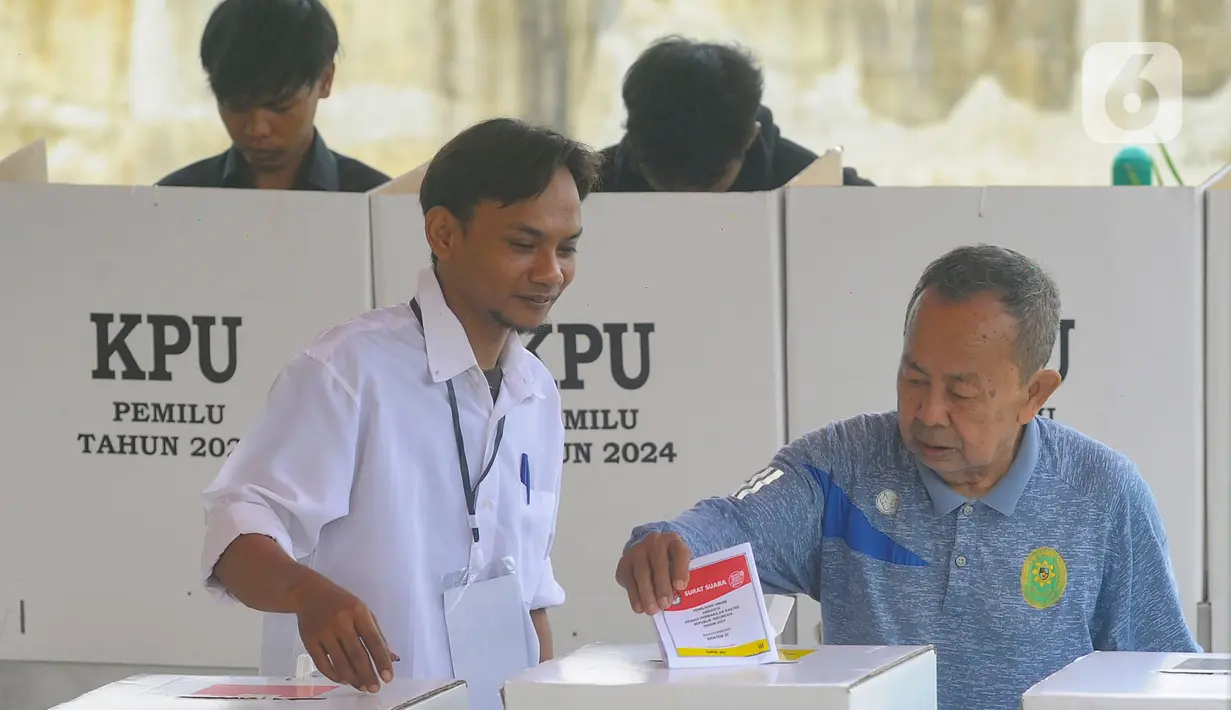 Suasana saat warga saat mengikuti Pemilu 2024 susulan di TPS 10, Pondok Kacang, Tangerang Selatan, Banten, Minggu (18/2/2024). (merdeka.com/Arie Basuki)