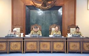 Pelaksana Tugas (Plt) Bupati Tulungagung Ahmad Baharudin (tengah) bersama perwakilan Kementerian Dalam Negeri memimpin rapat staf di lingkungan Pemerintah Kabupaten Tulungagung, Jawa Timur, Selasa (14/4/2026). (Antara)