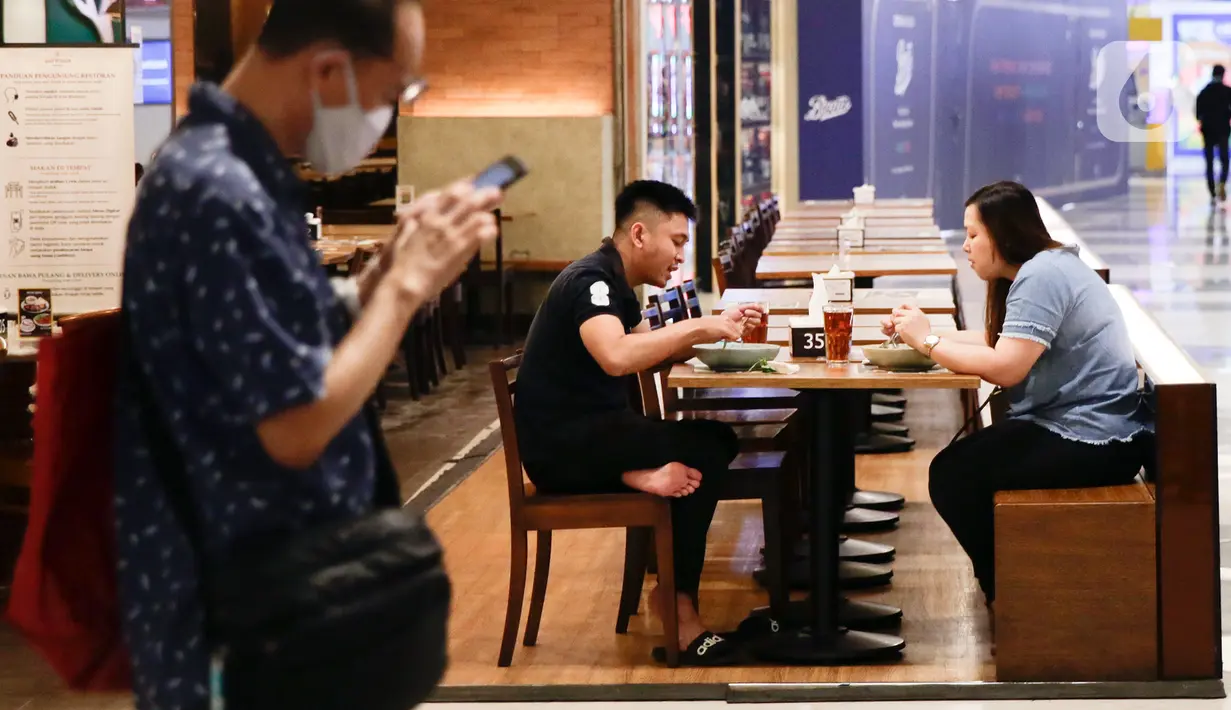 Pengunjung menyantap makanan di restoran yang berada di Mal Central Park, Jakarta, Jumat (20/8/2021). Restoran dalam pusat perbelanjaan kini bisa makan di tempat dengan syarat kapasitas maksimal 25 persen, satu meja maksimal dua orang, dan waktu makan maksimal 30 menit. (Liputan6.com/Angga Yuniar)