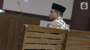 Tersangka dugaan suap ke Gubernur Kepri nonaktif Nurdin Basirun, Abu Bakar saat menjalani sidang dakwaan di Pengadilan Tipikor, Jakarta, Rabu (2/10/2019). Abu Bakar didakwa membantu pengusaha Kock Meng memberikan suap terkait izin pemanfaatan laut. (Liputan6.com/Helmi Fithriansyah)