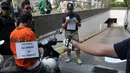 Saat reka ulang, Ali Tomket tampak memasuki parkiran Mall mengendarai motor, Senayan, Jakarta, Jumat (2/10/2015). Ali dijerat pasal 365 KUHP tentang Pencurian dengan Kekerasan dan pasal 338 tentang Pembunuhan. (Liputan6.com/Andrian M Tunay)