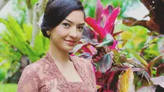 Perempuan cantik berusia 36 tahun memang selalu menyita perhatian gaya penampilannya. Seperti saat Raline Shah terlihat anggun memakai kebaya. Kebaya warna merah muda terlihat begitu pas di badan Raline. (Liputan6.com/IG/@ralineshah)
