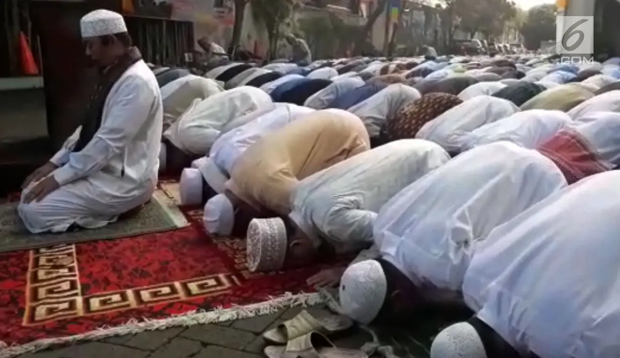 Ratusan jemaah saat menunaikan Salat Idul Adha 1439 H di di Masjid Al Furqan DDII, Jakarta, Selasa (21/8). (Merdeka.com/Iqbal S. Nugroho)