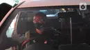 Paramedis menyuntikkan vaksin COVID-19 secara drive thru kepada pengendara mobil di GOR Pajajaran, Kota Bogor, Jawa Barat, Rabu (17/3/2021). Kegiatan ini diselenggarakan oleh Halodoc, Gojek, dan Pemkot Bogor. (merdeka.com/Arie Basuki)