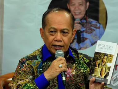 Menteri Koperasi/UKM, Syarif Hasan mengapresiasi buku karya  Ade Komaruddin, Jakarta, Senin (29/9/2014) (Liputan6.com/Andrian M Tunay)