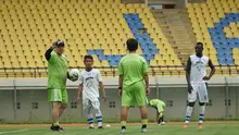 Pelatih Persib Bandung Robert Alberts menilai pemainnya menjalankan tugas saat libur Lebaran. (Liputan6.com/Huyogo Simbolon)