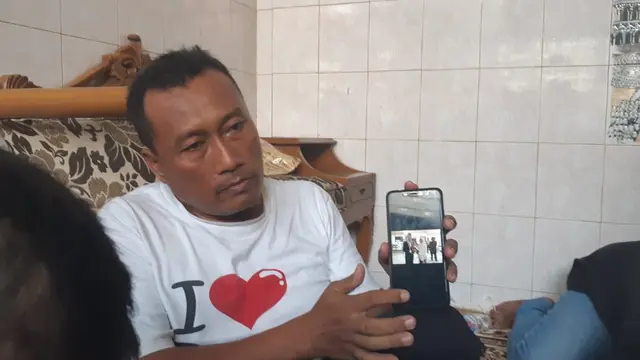 Ayah korban pesawat Lion Air jatuh menunjukkan foto Deryl Fida Febrianto