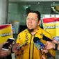 Ketua GMPG, Ahmad Doli Kurnia memberi keterengan kepada awak media usai mendatangi Komisi Yudisial, Jakarta, Senin (31/7). Menurut Doli, proses hukum yang sedang berlangsung tidak boleh diganggu ataupun diintervensi. Liputan6.com/Helmi Afandi)