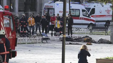 Petugas pemadam kebakaran dan ambulans berkumpul di lokasi ledakan yang mengguncang Sultanahmet Square di pusat kota Istanbul, Turki, Selasa (12/1). Ledakan ini menewaskan sekitar 10 orang dan 15 lainnya luka-luka. (REUTERS/Kemal Aslan)