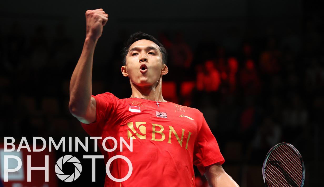 Selebrasi atlet bulutangkis tunggal putra Indonesia, Jonatan Christie usai mengalahkan wakil Malaysia di ajang Piala Thomas 2020 yang berlangsung di Denmark, Jumat (15/10/2021). (Badminton Photo/Yves Lacroix)