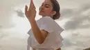 Ariel Tatum berpose candid saat di pantai. Pose candid seperti menikmati angin yang menerpanya sukses bikin warganet menyukainya. Tak heran foto perempuan kelahiran 8 November 1996 selalu banjir like dan komentar dari netizen. (Liputan6.com/IG/@arieltatum)
