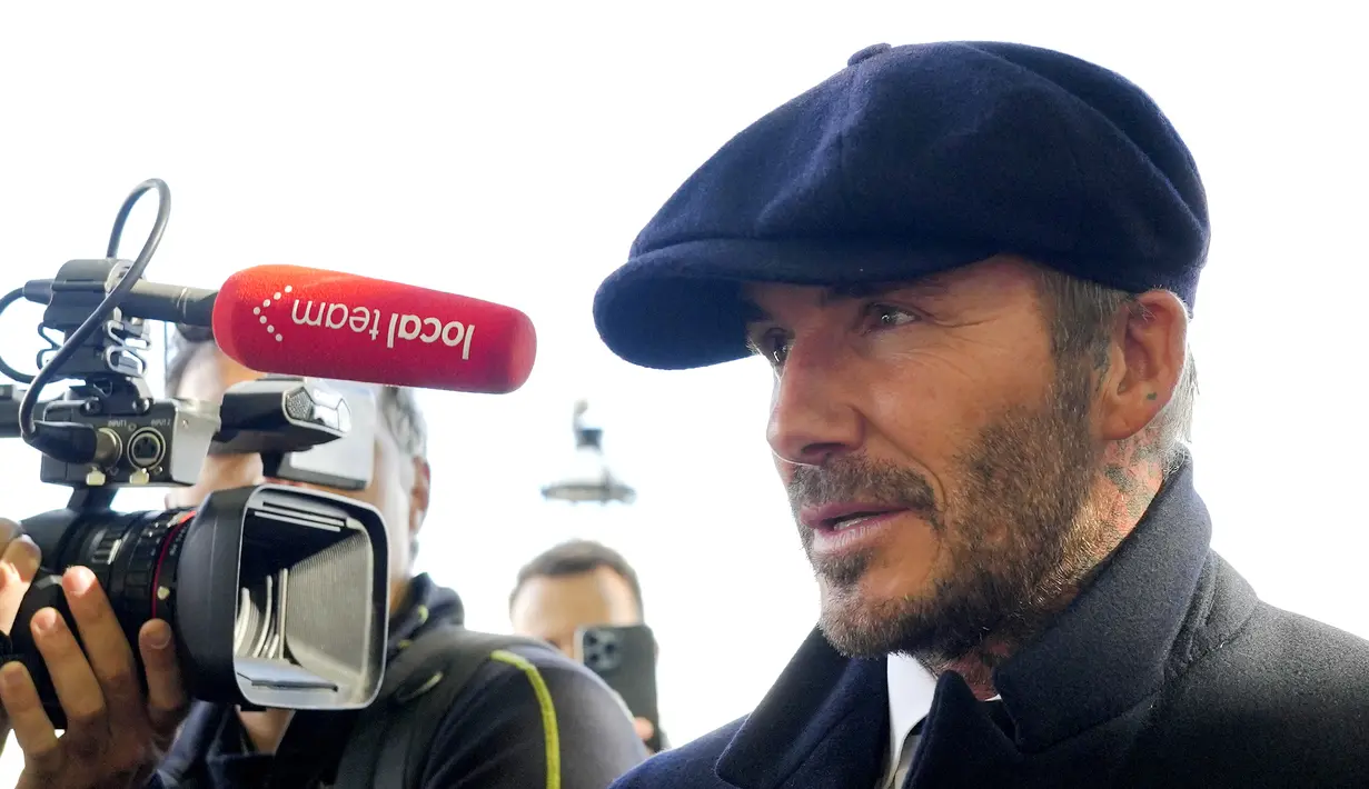 David Beckham berbicara kepada media setelah meninggalkan Istana Westminster untuk menghormati mendiang Ratu Elizabeth II selama Lying-in State, di London, Jumat (16/9/2022). Beckham bergabung dengan antrean panjang di sepanjang Sungai Thames dan mengungkapkan  dia dan orang-orang di sekitarnya mendapatkan cemilan selama mengantre. (AP Photo/Markus Schreiber)